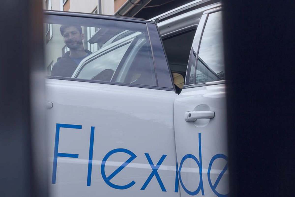 En bil med Flexidents logotyp.